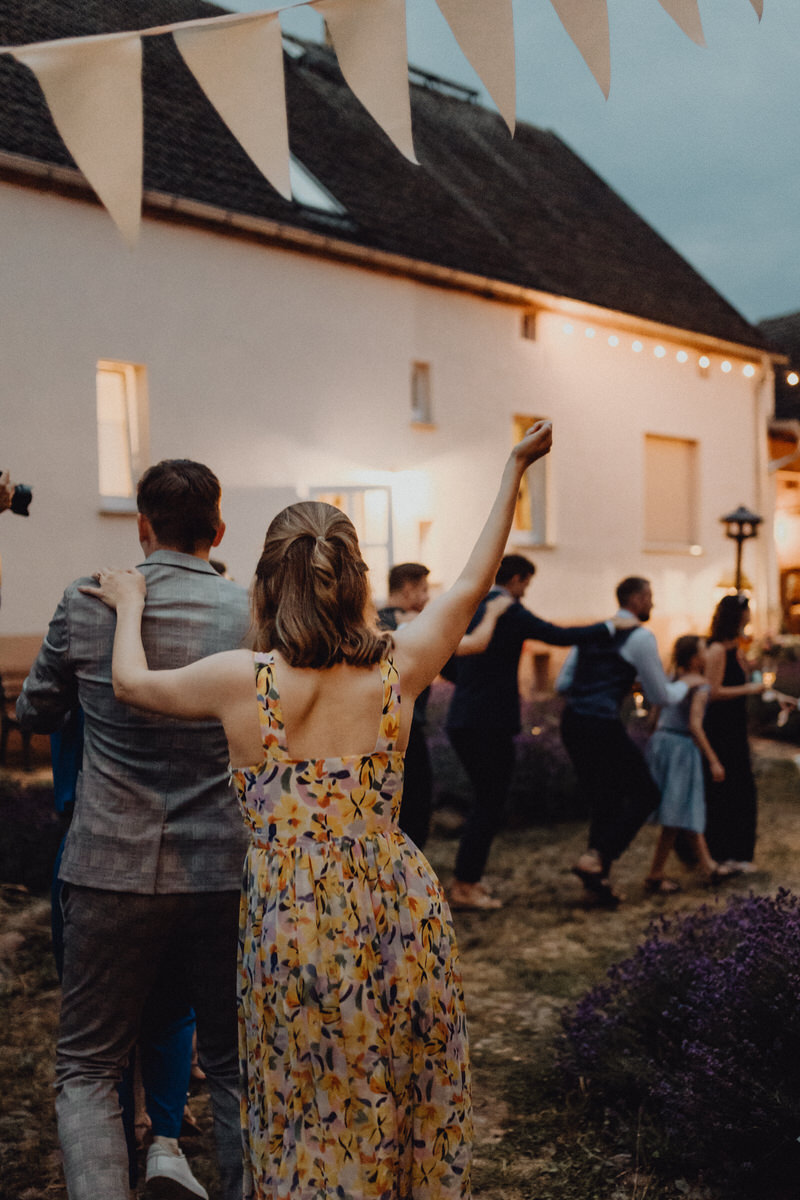 tanzende Leute bei Hochzeitsparty unter freiem Himmel