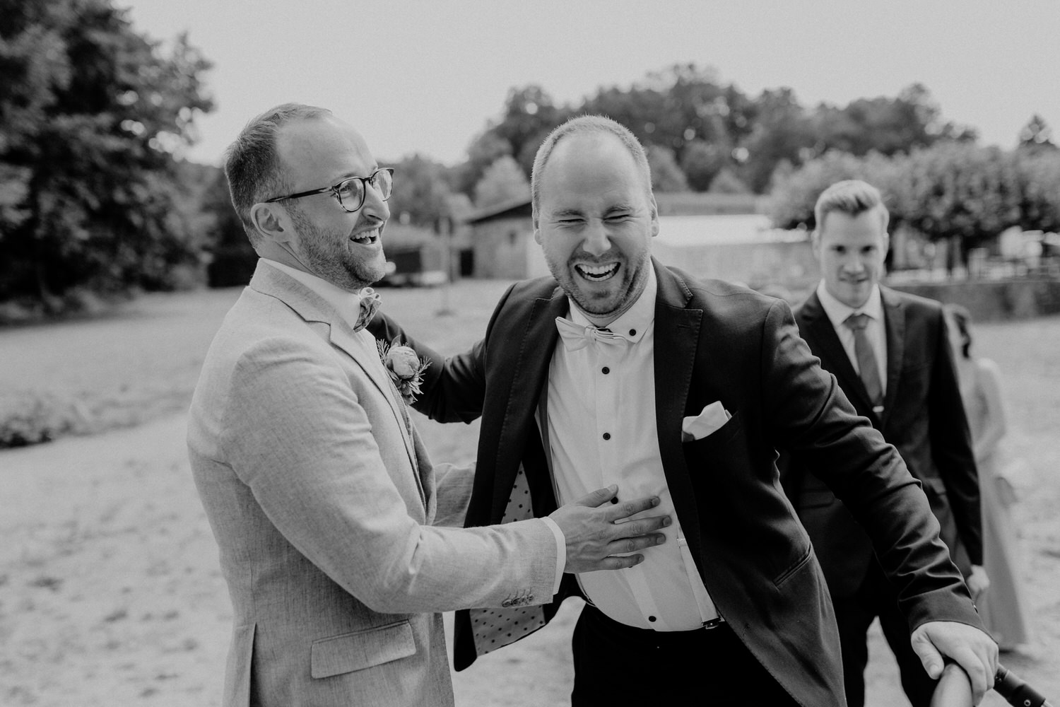 Bräutigam und Trauzeuge lachen