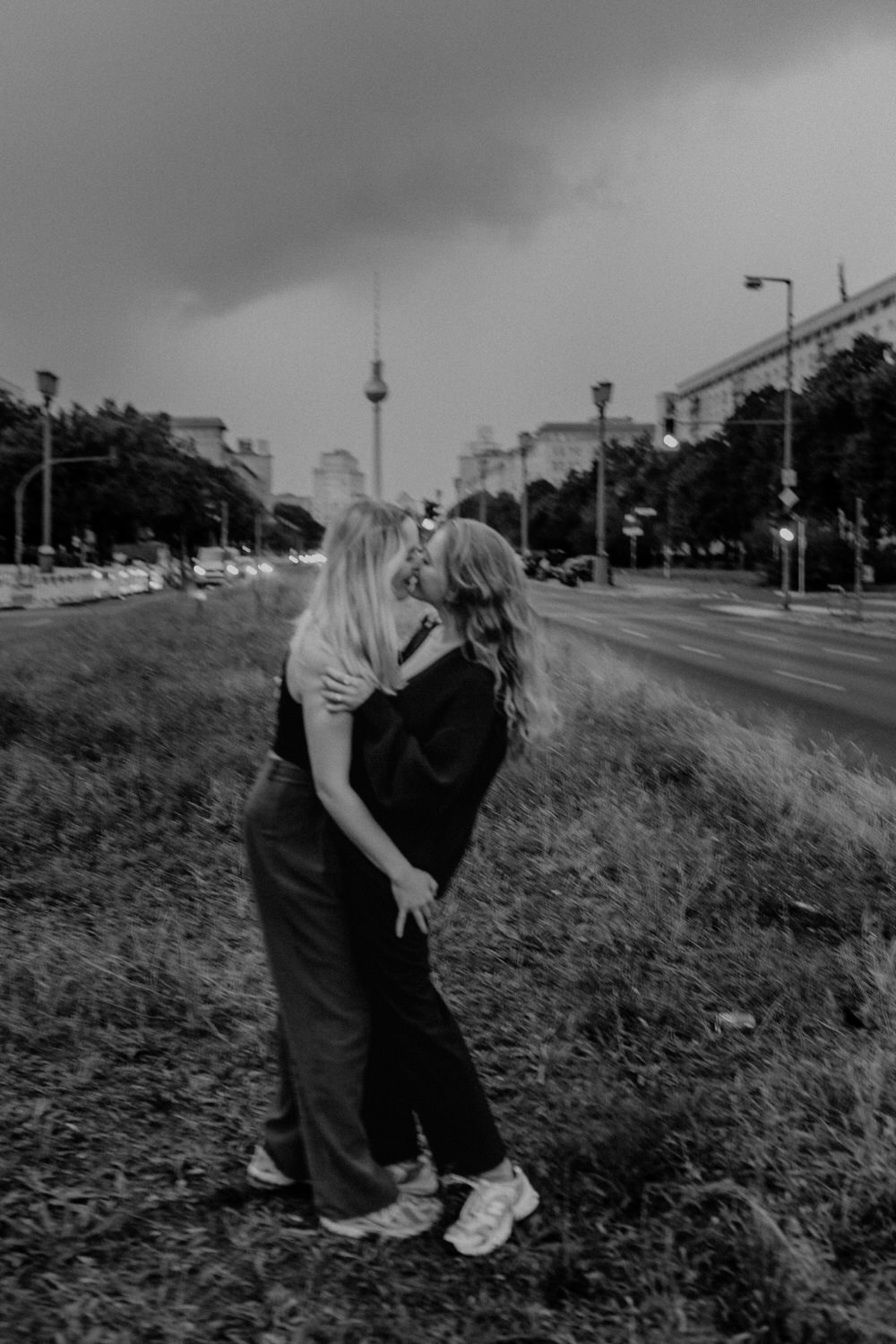 lgbtq lesbisches Pärchen im Regen in Berlin